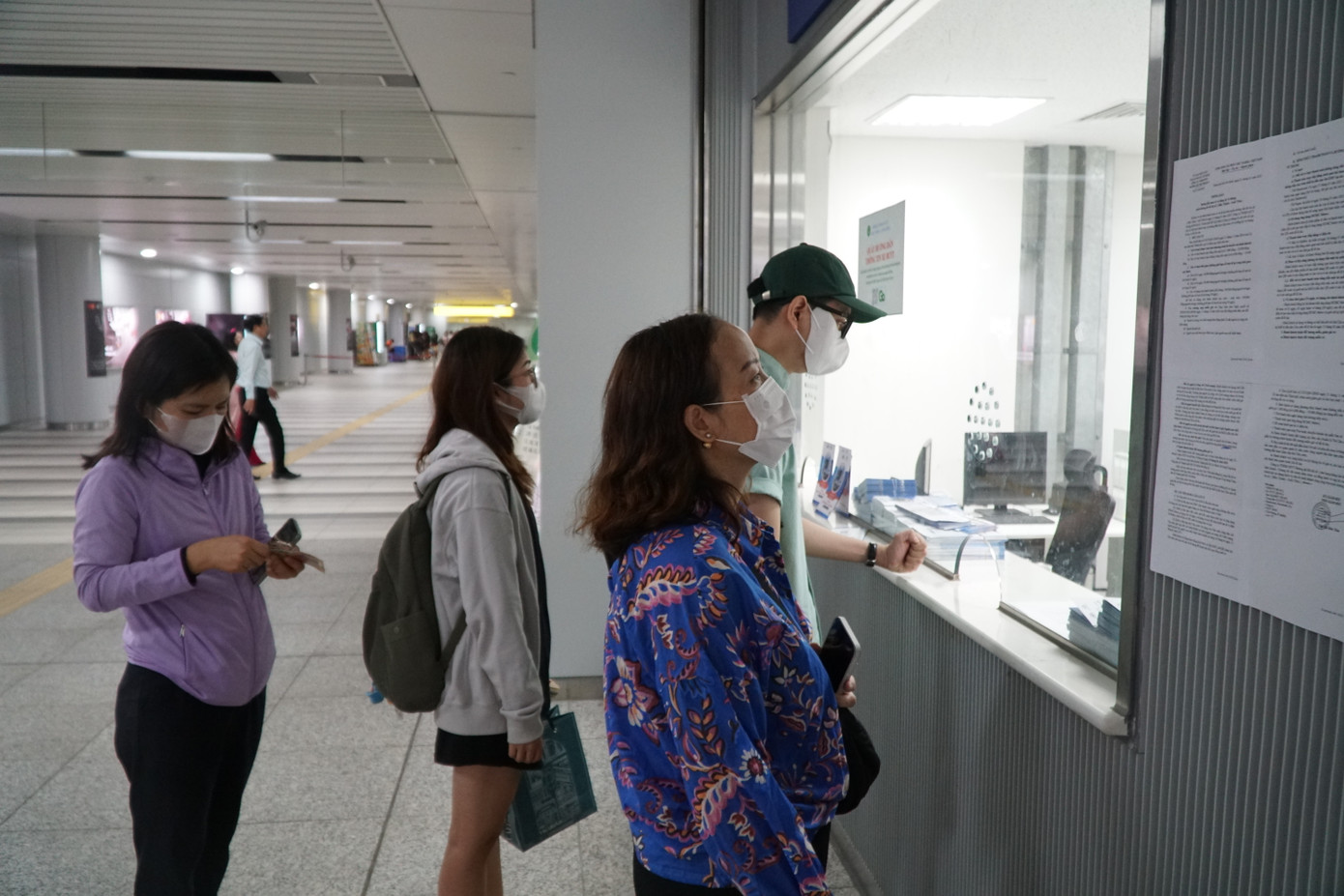 Ghi nhận của Tiền Phong, vẫn có rất đông hành khách chờ đợi ở các nhà ga để mua vé lên tàu. Nhiều hành khách phản ánh về việc phải sử dụng vé giấy viết tay thay vì thanh toán bằng thẻ. Một nhân viên tại ga Thảo Điền cho hay, trong ngày đầu mở bán vé, lượng hành khách vẫn rất đông, không giảm nhiều so với thời gian chạy miễn phí.