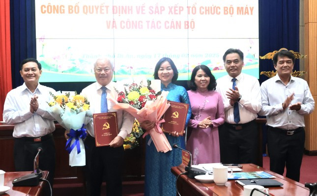 Bà Trương Thị Bích Hạnh (thứ tư từ phải sang) nhận quyết định. Ảnh: Phương Chi