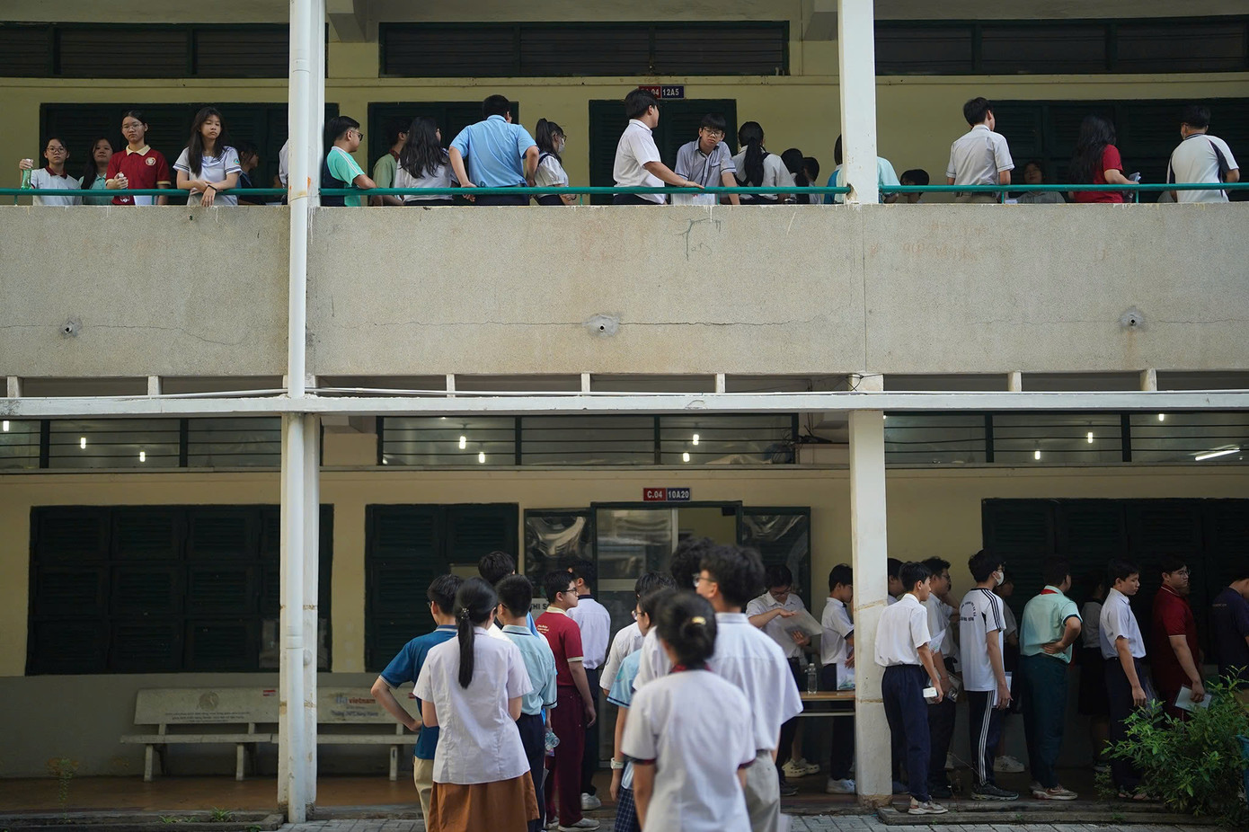 Chiều nay (6/6) thí sinh sẽ thi môn Ngoại ngữ, thời gian làm bài 90 phút. Ngày 7/6, các em làm bài thi môn Toán trong 120 phút. Những em có nguyện vọng vào các lớp chuyên sẽ thi thêm môn tương ứng, dài 150 phút.