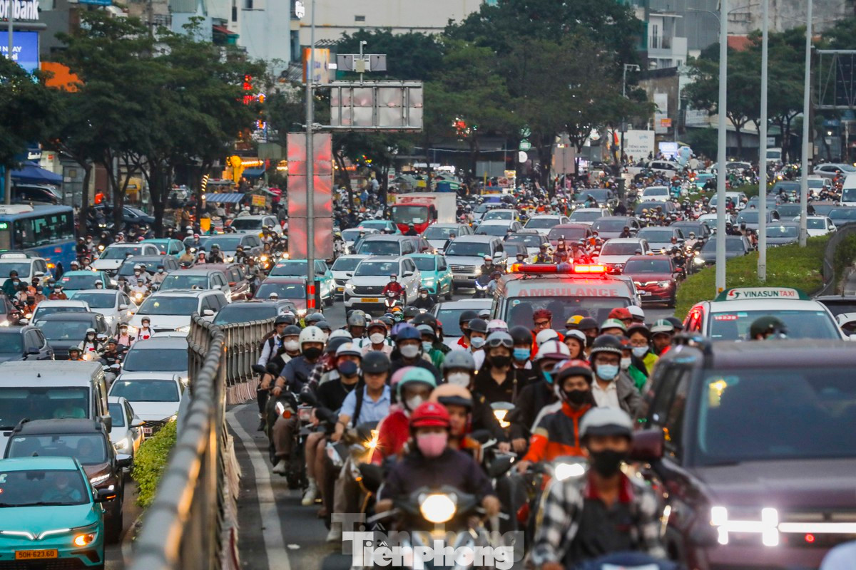 Dòng xe ùn ứ kéo dài trên đường Điện Biên Phủ, quận Bình Thạnh, hướng về Ngã tư Hàng Xanh.