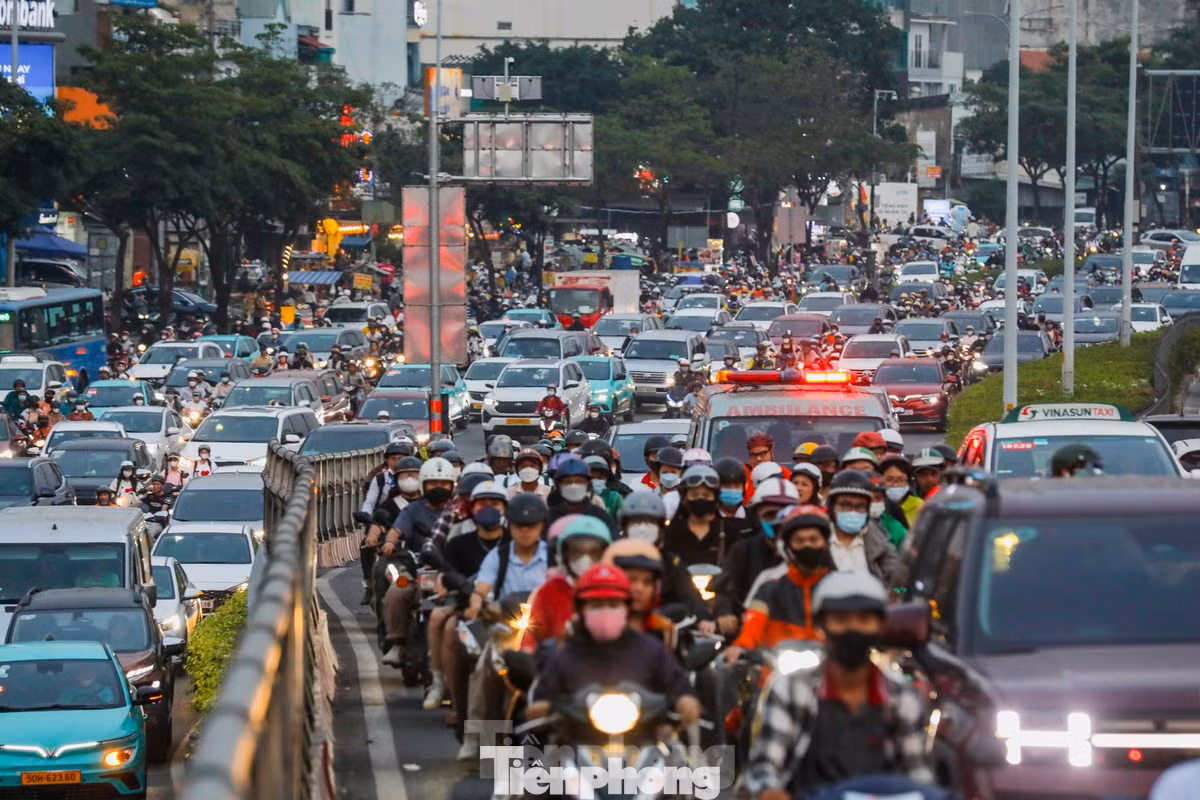 Dòng xe ùn ứ kéo dài trên đường Điện Biên Phủ, quận Bình Thạnh, hướng về Ngã tư Hàng Xanh.