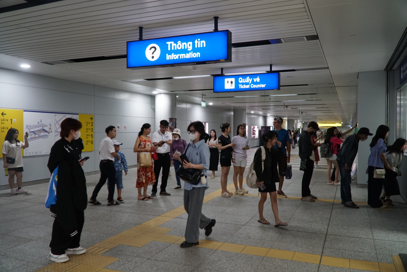 Để đi lại thuận lợi, hành khách nên sử dụng ứng dụng HCMC Metro hoặc thẻ thanh toán không tiếp xúc để mua vé lượt, vé 1 ngày, vé 3 ngày hoặc vé tháng.