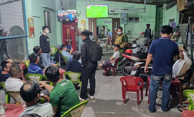 Công an kiểm tra quán cà phê do ông Tất Văn Bình làm chủ trên đường Hồ Xuân Hương, thuộc phường Mũi Né, TP Phan Thiết.