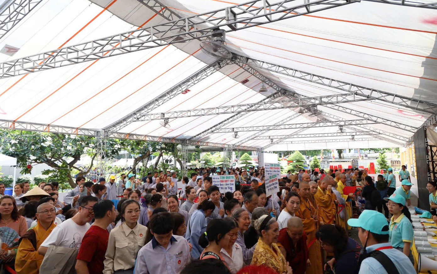 Bồ tát Thích Quảng Đức vị pháp thiêu thân ngày 11/6/1963 tại ngã tư Lê Văn Duyệt và Phan Đình Phùng (nay là ngã tư đường Cách mạng tháng Tám - Nguyễn Đình Chiểu, quận 3, TPHCM) để lại xá lợi trái tim bất diệt, biểu tượng cho tinh thần từ bi, trí tuệ của Phật giáo và truyền thống dân tộc Việt Nam.