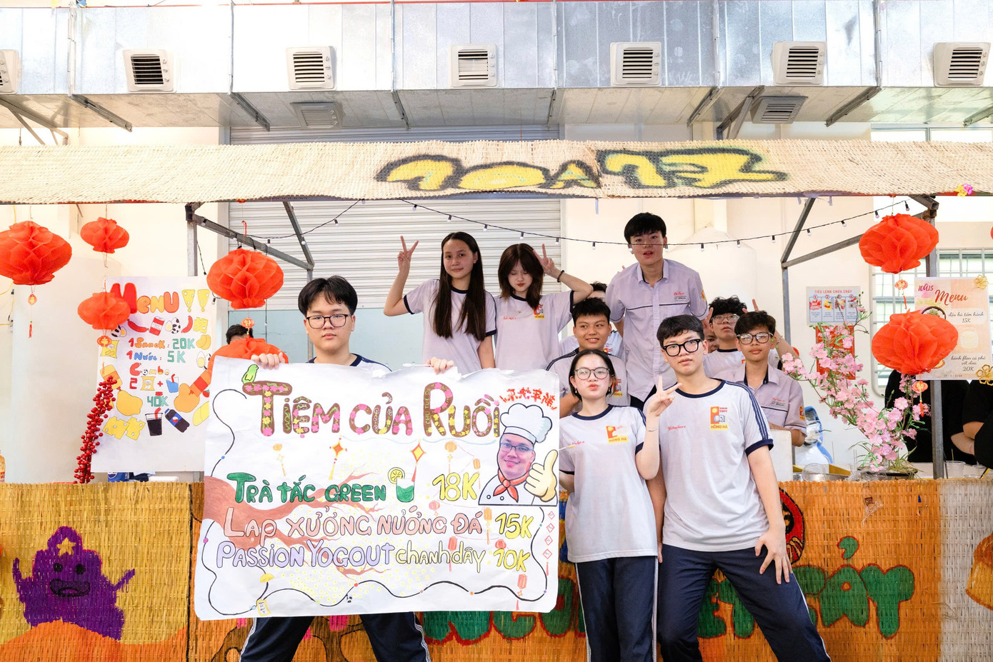 Học sinh còn tự tạo nên các gian hàng ẩm thực với không gian mang đậm dấu ấn của ngày Tết cổ truyền.