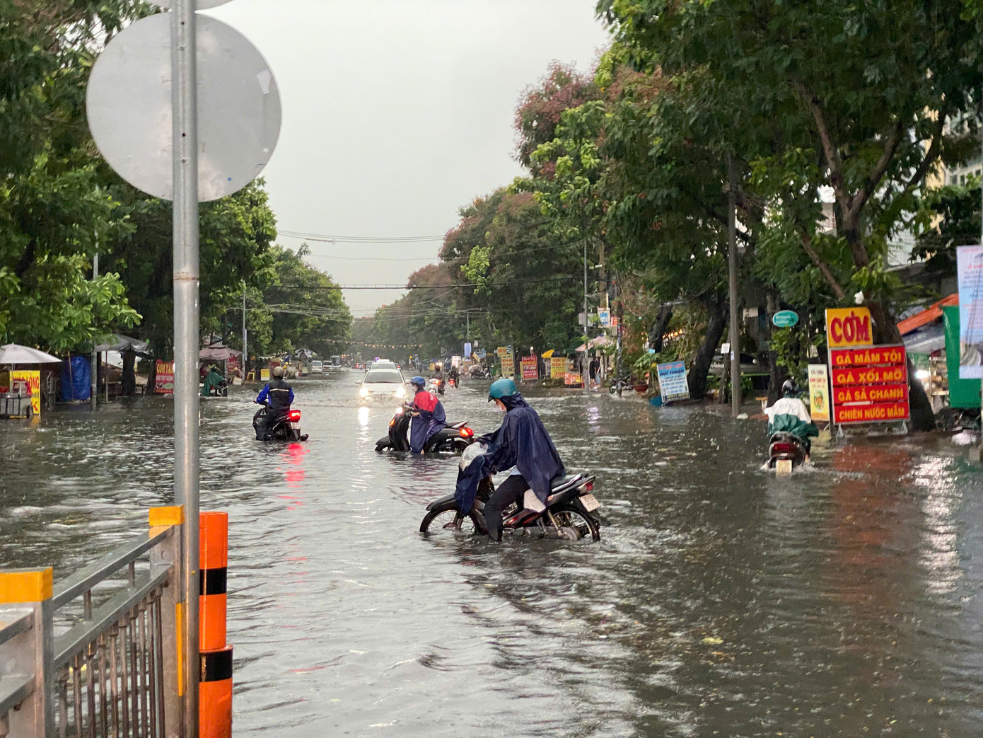 Tương tự, tuyến đường Đặng Thùy Trâm (phường 13, quận Bình Thạnh) cũng ghi nhận nước dâng cao.