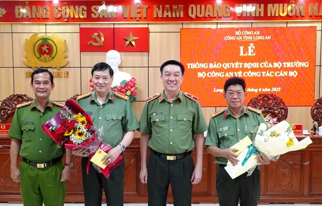 Hai Phó Giám đốc Công an tỉnh Long An nhận nhiệm vụ mới ở Bộ Công an Hai Phó Giám đốc Công an tỉnh Long An nhận nhiệm vụ mới ở Bộ Công an