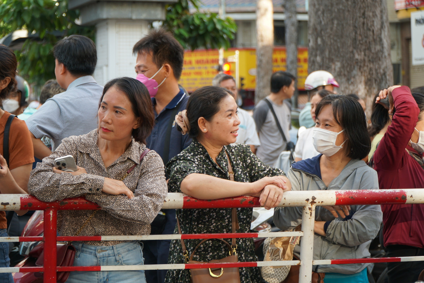 Bên ngoài phòng thi, nhiều phụ huynh tỏ ra lo lắng.