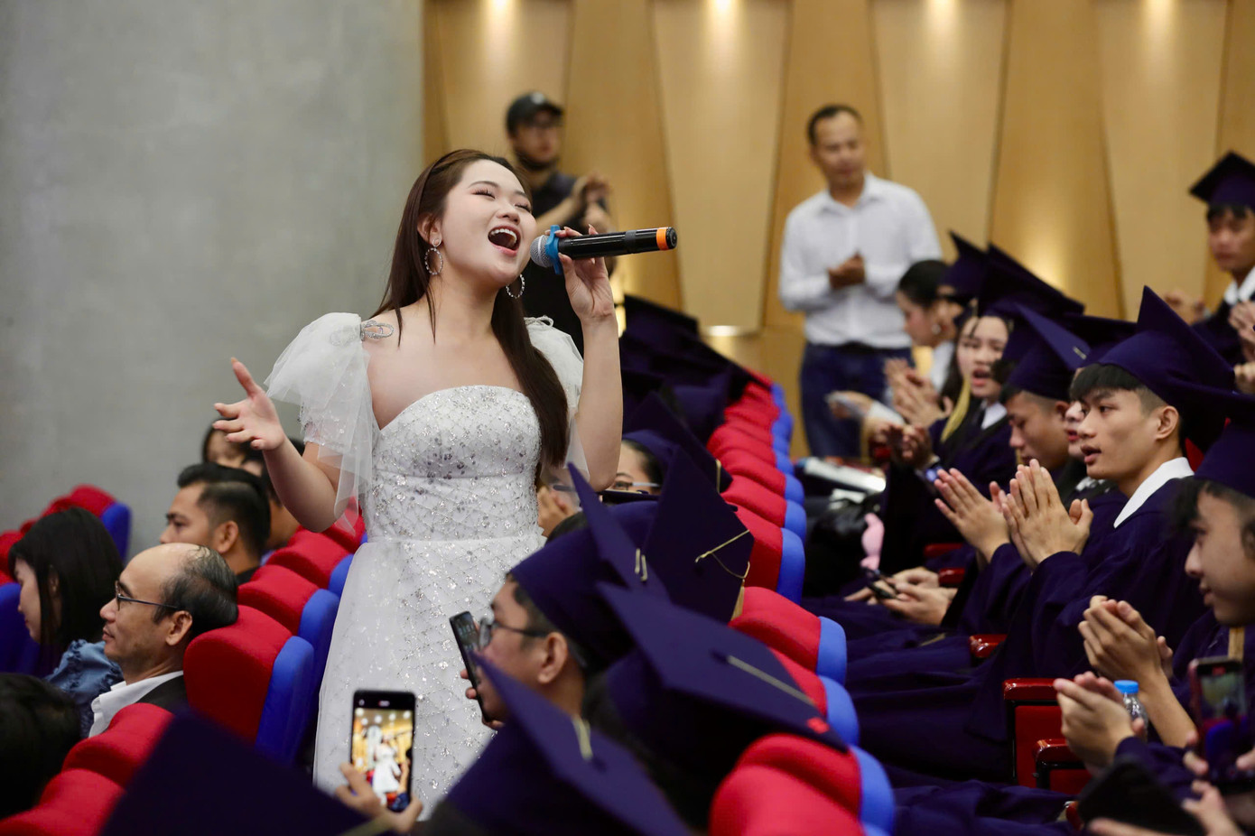 Các tiết mục dần làm nóng hội trường.