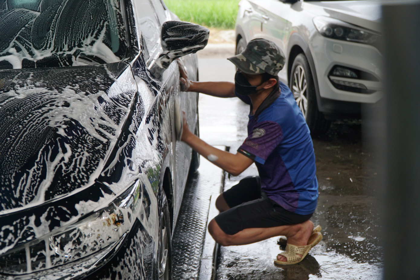 Chủ tiệm rửa xe trên đường Thân Văn Nhiếp (TP Thủ Đức), cho hay thời điểm này, lượng khách tới rửa xe cao gấp 3 - 4 lần ngày thường. Vì thế, đây có thể xem là thời gian “ăn nên làm ra” của các tiệm rửa xe. "Bình thường giá rửa xe là 120.000 đồng/chiếc, ngày Tết tăng lên 180.000 đồng/chiếc. Giá có tăng một chút nhưng khách hàng vẫn vui vẻ chấp thuận" - chủ tiệm rửa xe cho hay.