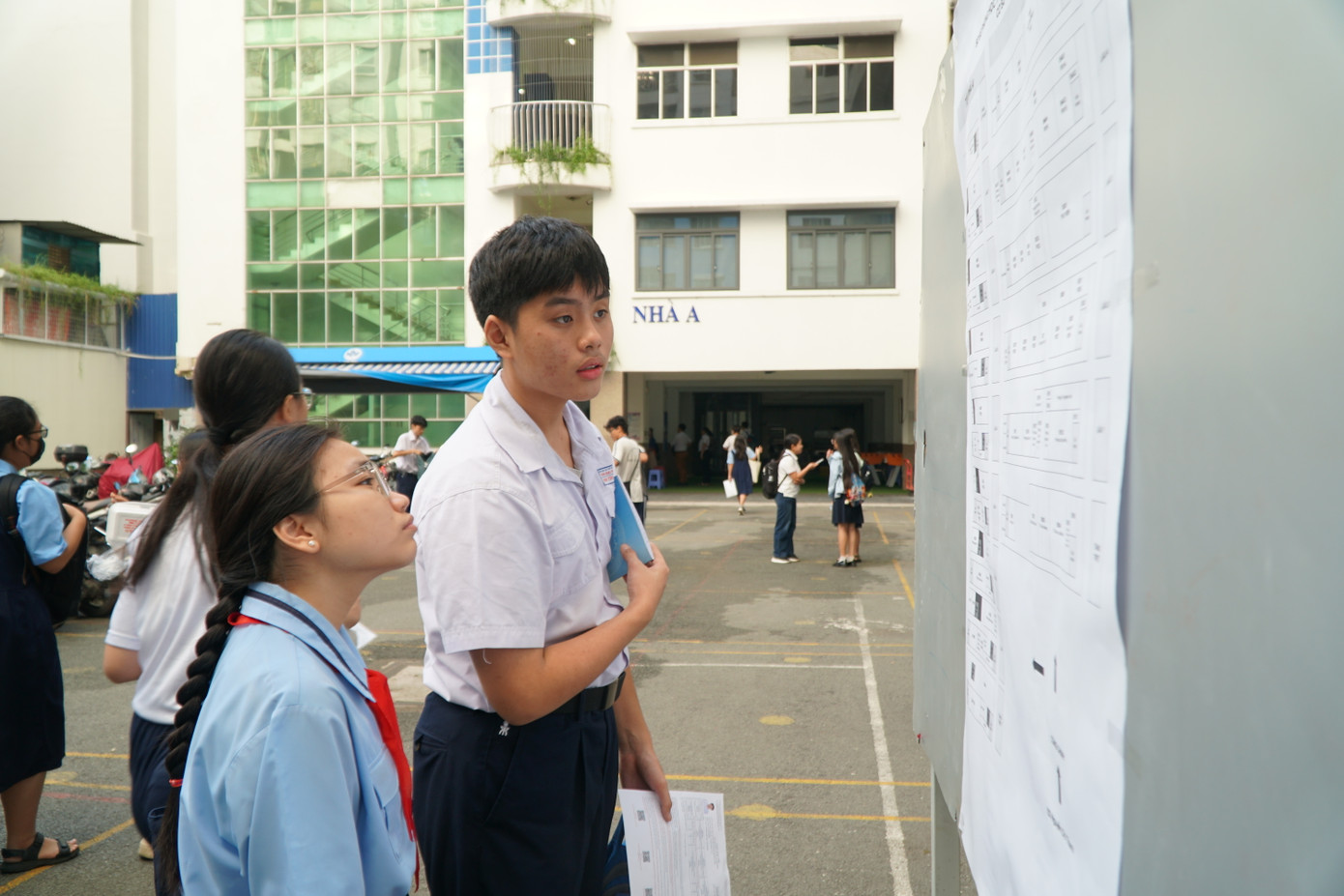 Dù số lượng thí sinh đăng ký cao hơn rất nhiều so với chỉ tiêu trường đưa ra, Hội đồng tuyển sinh lưu ý việc này không phản ánh chính xác “tỷ lệ chọi” vào 17 lớp chuyên của trường. Bởi hình thức xét tuyển dựa trên tổ hợp nguyện vọng và kết quả thi, không thể xác định cụ thể tỷ lệ cạnh tranh của từng lớp chuyên. &quot;Nhà trường mong muốn thí sinh và phụ huynh không suy đoán hay tạo áp lực không cần thiết mà nên tập trung ôn luyện để đạt kết quả cao nhất&quot;, hội đồng tuyển sinh thông tin.