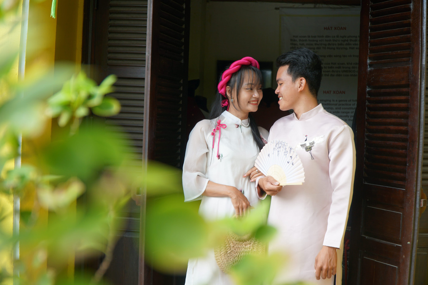 Cặp đôi Văn Mạnh và Ngô Huyền di chuyển từ quận 7 qua TP Thủ Đức để chụp hình kỷ niệm. "Giữa thành phố nhộn nhịp, không gian bảo tàng cho em cảm giác như trở về vùng quê bình yên. Mọi ngóc ngách nơi đây đều có thể cho ra một bức ảnh đẹp" - Huyền nói.