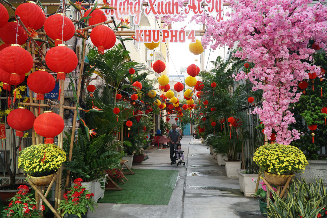 Tại con hẻm trên đường Cô Bắc (quận 1), không khí xuân cũng ngập tràn bởi hoa đào, lồng đèn và nhiều tiểu cảnh khác.