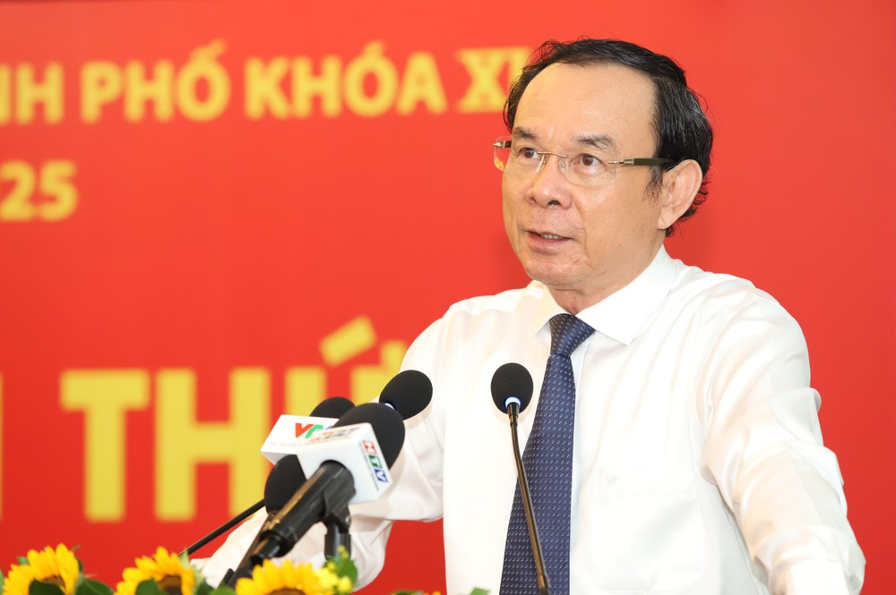 Bí thư Thành ủy TPHCM Nguyễn Văn Nên trao đổi tại Hội nghị Ban Chấp hành Đảng bộ thành phố ngày 15/4. Ảnh: Ngô Tùng Bí thư Thành ủy TPHCM Nguyễn Văn Nên trao đổi tại Hội nghị Ban Chấp hành Đảng bộ thành phố ngày 15/4. Ảnh: Ngô Tùng