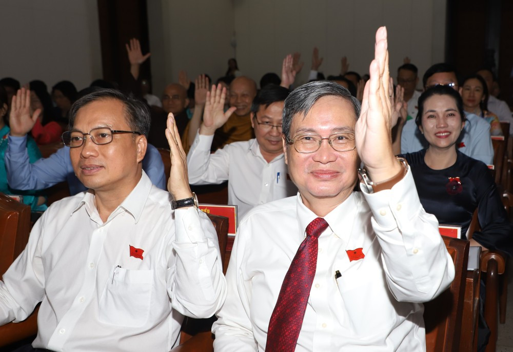 Đại biểu HĐND TPHCM thông qua nội dung thảo luận tại kỳ họp. Ảnh: Ngô Tùng Đại biểu HĐND TPHCM thông qua nội dung thảo luận tại kỳ họp. Ảnh: Ngô Tùng