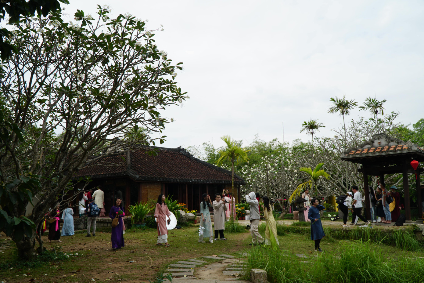 Những ngày giáp Tết, Bảo tàng Áo dài đón lượng khách lớn đổ về tham quan, chụp ảnh, trong đó có những ngày địa điểm phục vụ gần 1.000 khách.