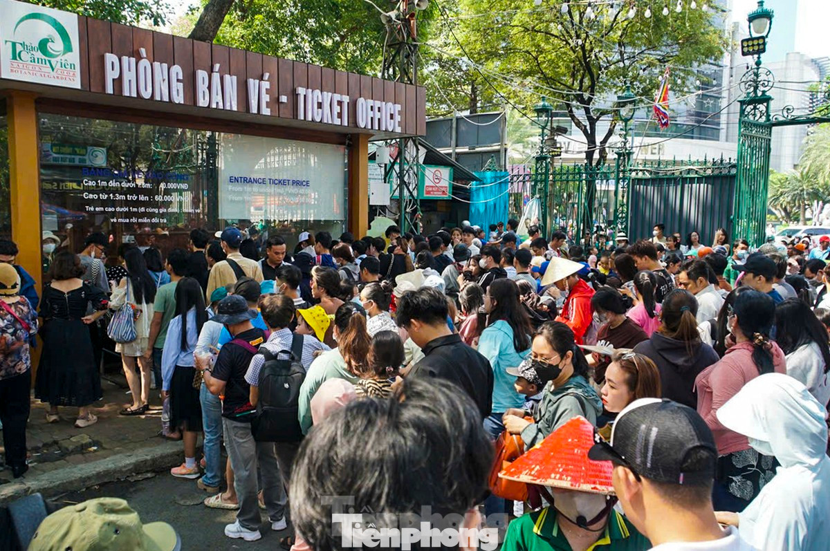 Người dân mua vé tham quan Thảo Cầm Viên. Ảnh: Duy Anh
