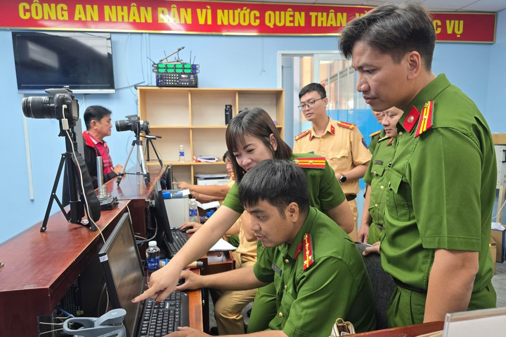 PC08 tập huấn cho lực lượng Công an xã cấp, đổi giấy phép lái xe. Ảnh: PC08