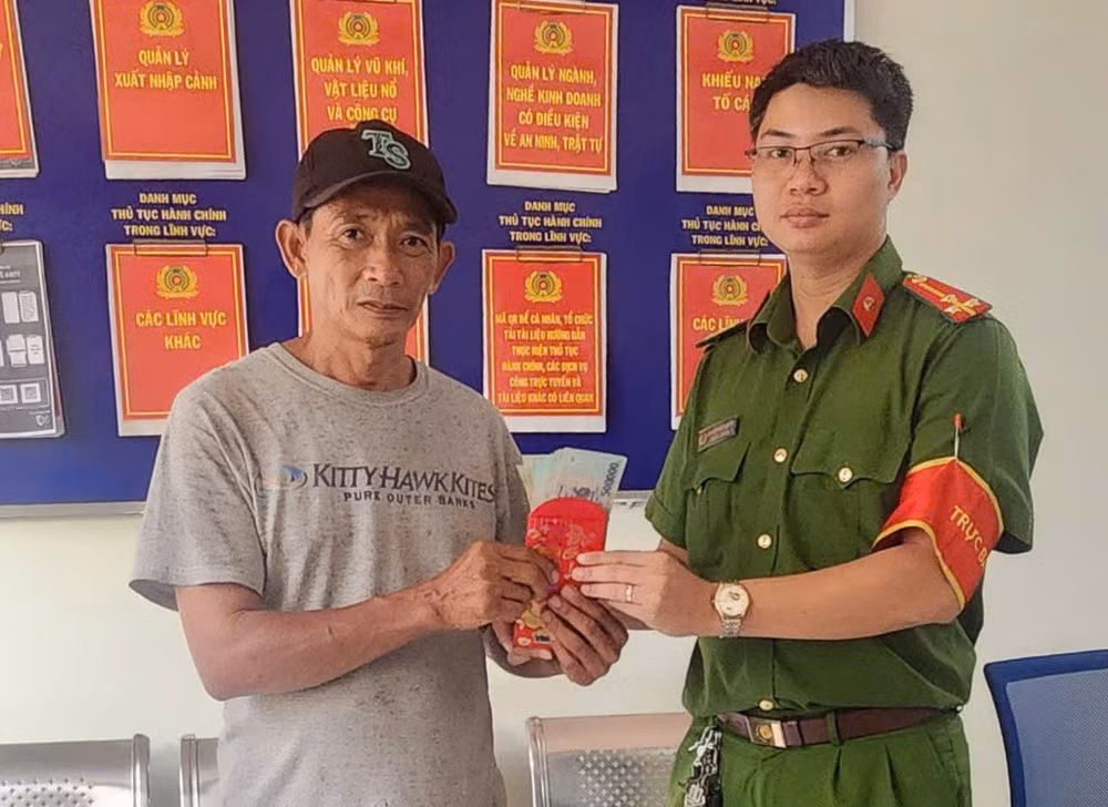 Ông Út giao nộp bao lì xì cho công an. Ảnh: C.A. Ông Út giao nộp bao lì xì cho công an. Ảnh: C.A.