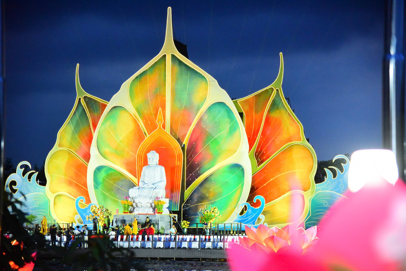 Hàng vạn ngọn hoa đăng được đồng loạt thắp sáng, hòa quyện cùng lời kinh cầu nguyện gìn giữ hòa bình, lan tỏa từ bi.