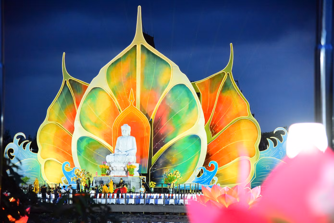 Hàng vạn ngọn hoa đăng được đồng loạt thắp sáng, hòa quyện cùng lời kinh cầu nguyện gìn giữ hòa bình, lan tỏa từ bi.