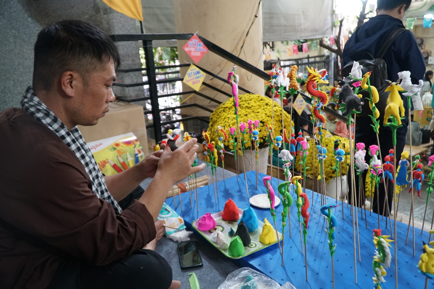 Ngoài mua sắm, khách tham quan có thể tự tay làm xà phòng hương Tết, dầu lăn dược liệu hoặc túi thơm từ tinh dầu thiên nhiên. Cạnh đó, khách cũng có thể tham gia các trò chơi dân gian như nặn tò he hay nghe kể chuyện xưa qua những hình tượng sống động.