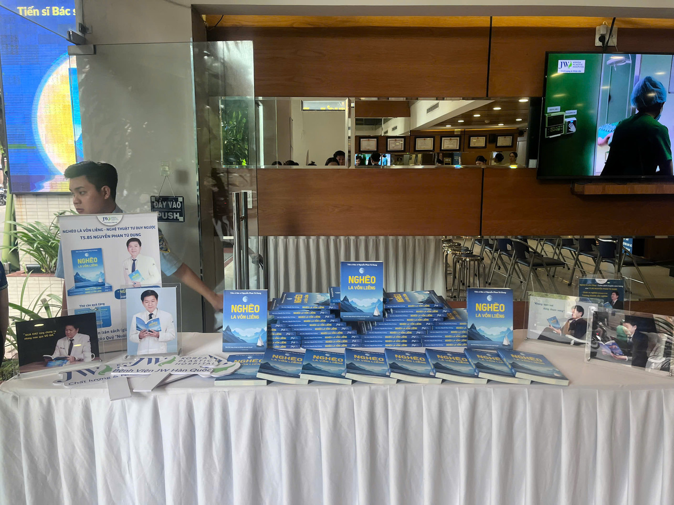 Nghèo là vốn liếng được viết theo dạng hồi ký, gồm 7 chương, kể về hành trình vượt khó ngoạn mục của tác giả - từ cậu học trò nghèo ở vùng quê Quảng Nam đến một bác sĩ thẩm mỹ. Mỗi chương là giai đoạn đầy thử thách nhưng cũng chứa đựng bài học sâu sắc về nghị lực, lòng nhân ái và tinh thần vượt khó của tác giả.