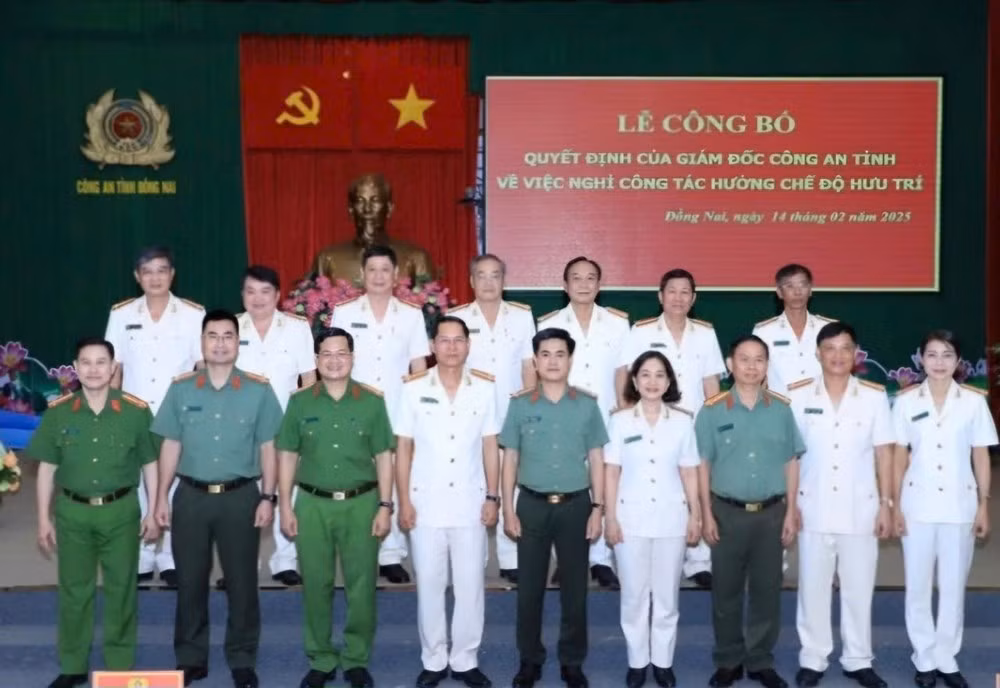 Ban Giám đốc Công an tỉnh Đồng Nai cùng các cán bộ nghỉ hưu. Ban Giám đốc Công an tỉnh Đồng Nai cùng các cán bộ nghỉ hưu.