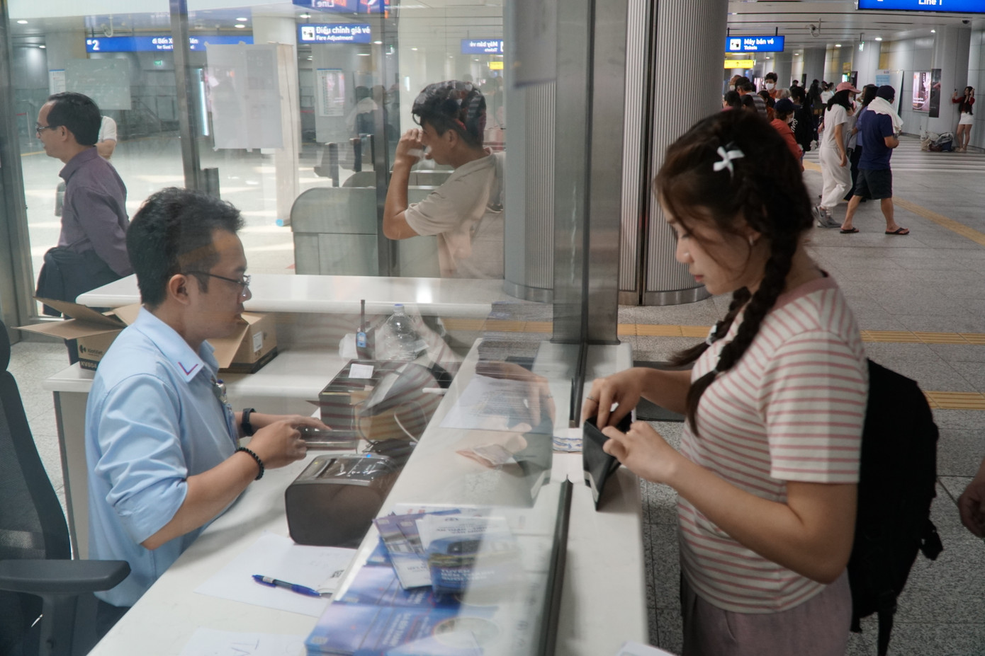 Ông Lê Minh Triết, Giám đốc Công ty TNHH MTV Đường sắt đô thị số 1 TPHCM (HURC1) xác nhận, nguyên nhân do lượng hành khách mua vé lượt quá đông. Do đó, nhân viên soát vé phải tạm thời sử dụng vé giấy để giảm thiểu tình trạng hành khách phải chờ đợi lâu.