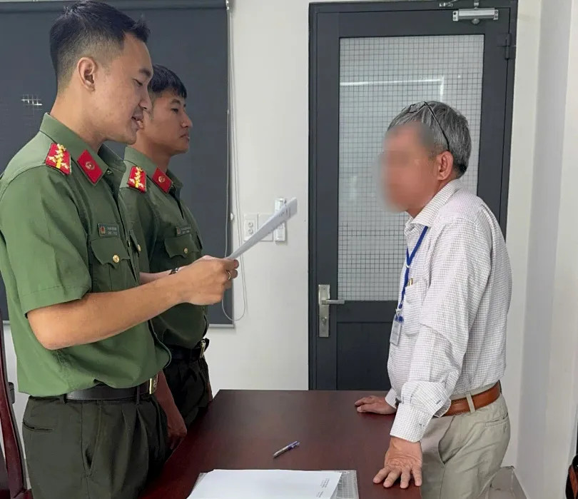 PA03 tống đạt quyết định xử phạt đối với ông Tăng Hà Nam Anh. Ảnh: Công an cung cấp. PA03 tống đạt quyết định xử phạt đối với ông Tăng Hà Nam Anh. Ảnh: Công an cung cấp.