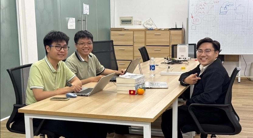 Gia Hy (ngoài cùng bên trái) cùng nhóm nghiên cứu của khoa. Ảnh: NVCC