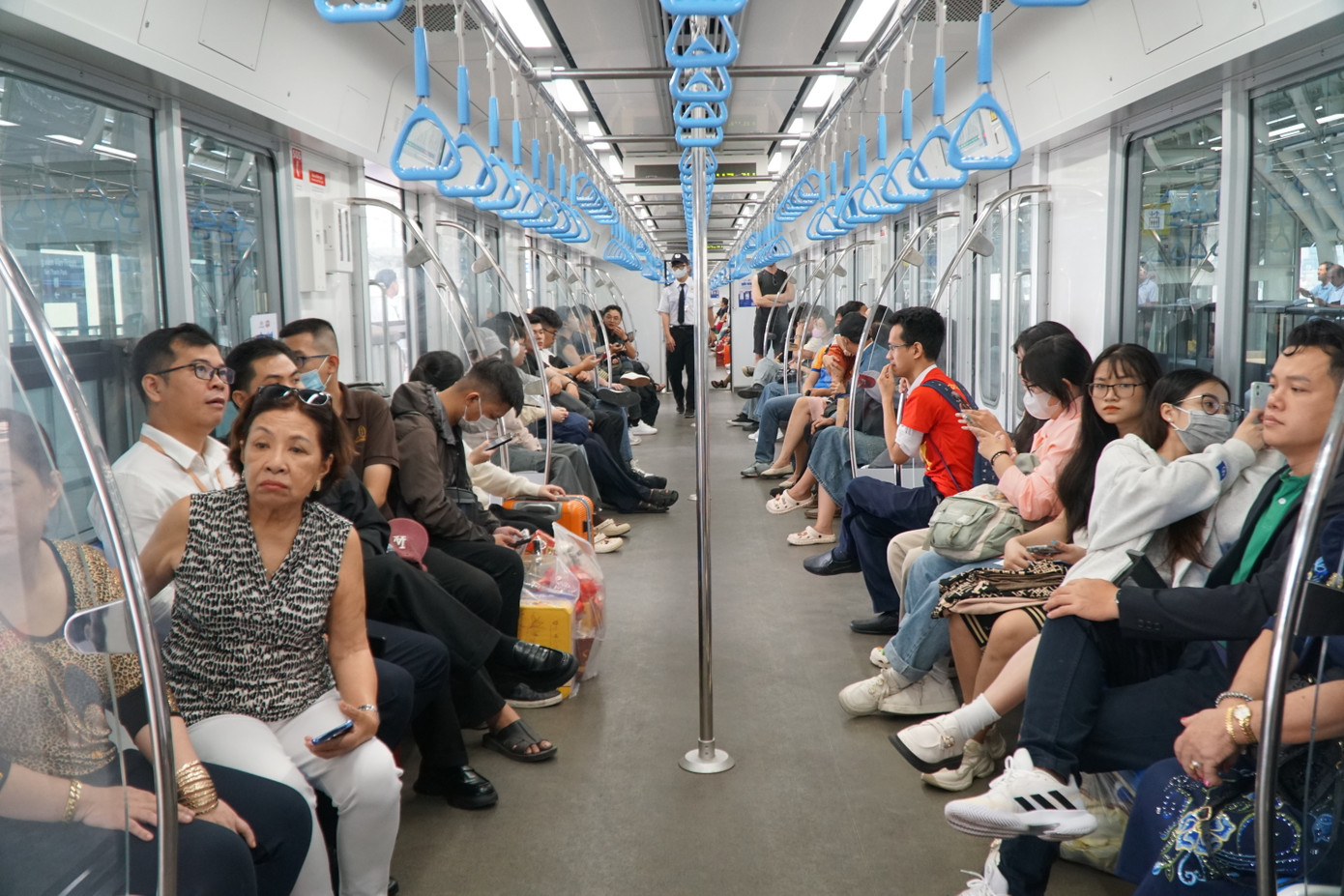 Công ty cũng khuyến cáo người dân nên sử dụng ứng dụng HCMC Metro để mua vé, tránh phải chờ đợi tại các quầy vé.