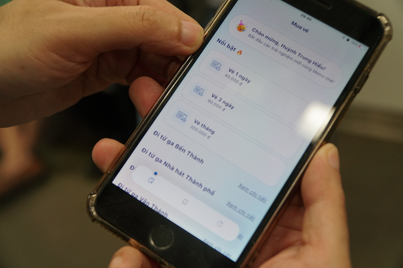 Đối với vé một ngày, ba ngày và vé tháng, khách cần đăng ký tài khoản trên ứng dụng HCMC Metro, sau đó trả theo mức giá từng loại vé. Khách sau khi thanh toán sẽ nhận mã QR code trên ứng dụng và dùng để quét mã tại các cổng kiểm soát. Riêng hành khách dùng vé tháng có thể liên kết với thẻ căn cước để quét tại các cổng, áp dụng từ 15/2.