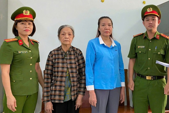 Bà Hương (áo xanh) và bà Nhanh tại cơ quan công an. Ảnh: Công an cung cấp.