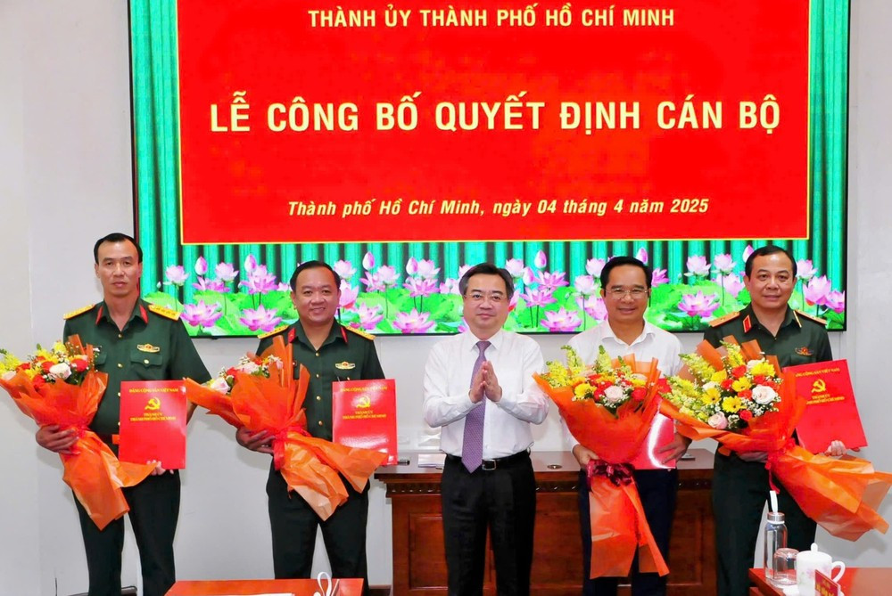 Phó Bí thư Thường trực Thành ủy TPHCM Nguyễn Thanh Nghị trao quyết định cho các cán bộ lãnh đạo. Ảnh: SGGP