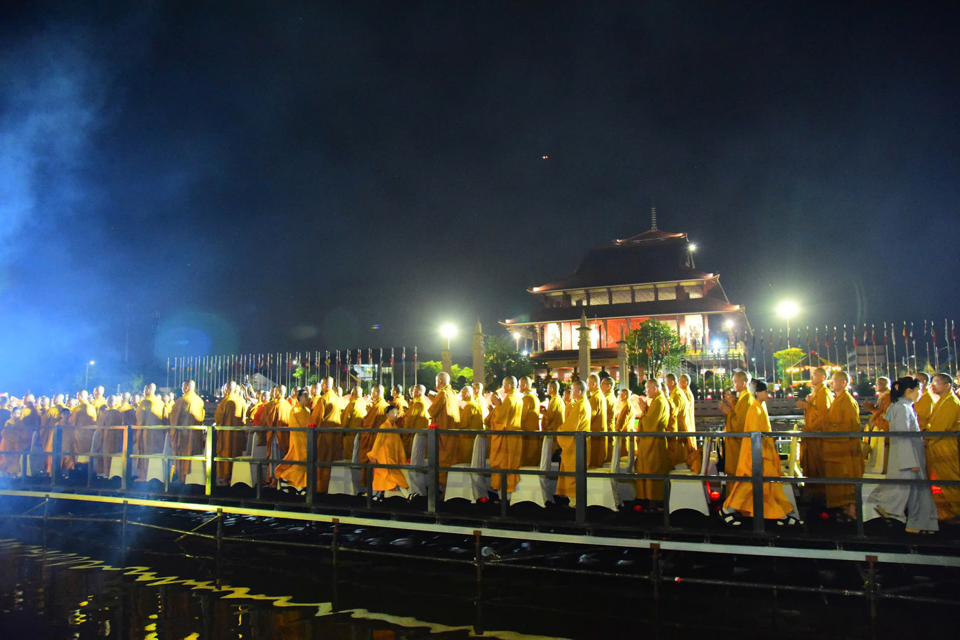 Lễ hội bắt đầu với nghi thức hành thiền quanh hồ và tụng kinh cầu nguyện do chư tôn đức tăng ni chủ trì. Sau đó, từng ngọn đèn hoa đăng - biểu tượng của trí tuệ, từ bi và hy vọng được thả nhẹ nhàng xuống mặt nước, kết thành một "biển ánh sáng" huyền ảo.