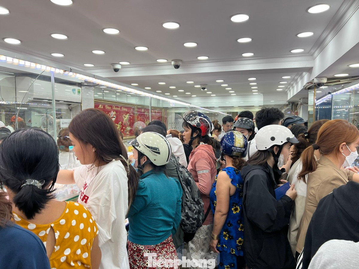 Chen chân mua sắm vàng ngày vía Thần tài. Ảnh: Uyên Phương