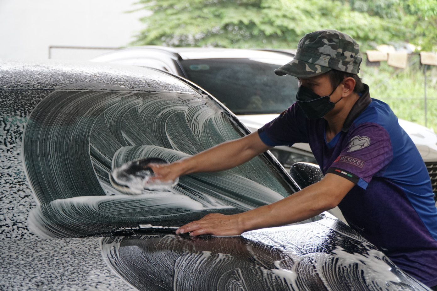 Các tiệm có sân bãi rộng rãi, thuận tiện thì lượng khách hàng tới “tân trang” xe càng đông. Thợ rửa xe làm việc không ngơi tay để phục vụ nhu cầu của khách hàng.