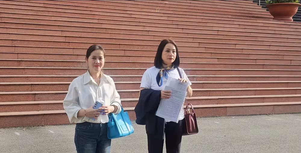 Bà Võ Thị Hồng Loan (trái) đến phiên tòa phúc thẩm sáng nay.