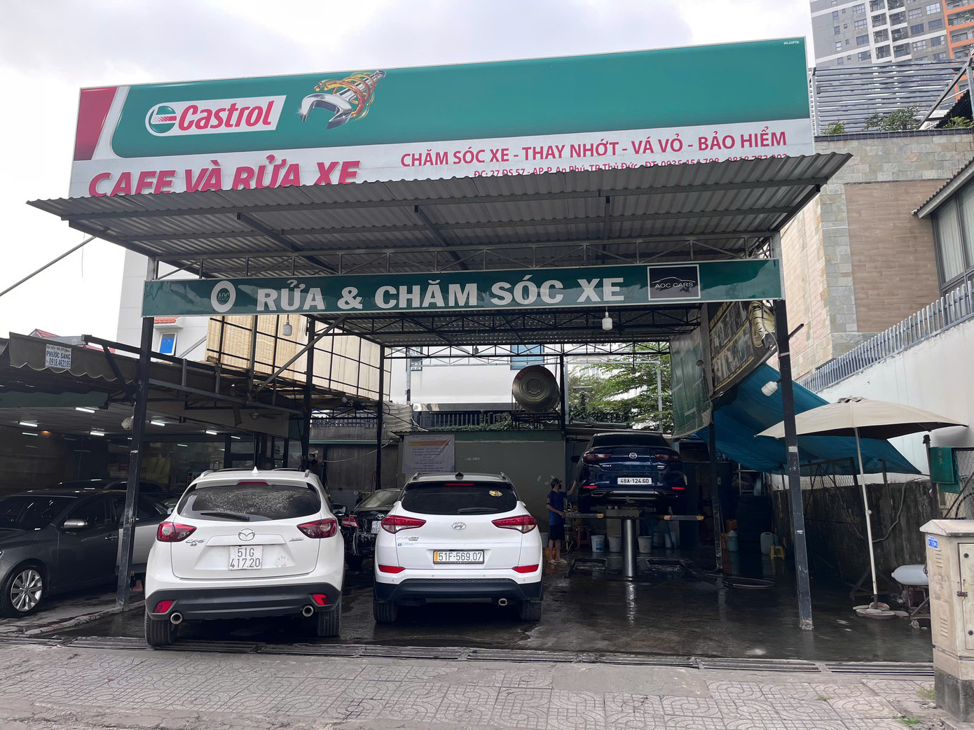 Theo ghi nhận của PV Báo Tiền Phong, nhiều tiệm rửa ô tô tại TPHCM những ngày này luôn tấp nập khách hàng tới vệ sinh, làm đẹp "xế hộp" đón Tết.