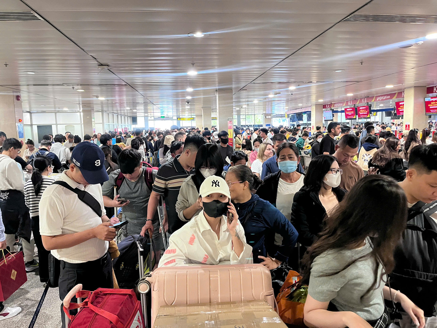 Ghi nhận của PV Tiền Phong chiều tối 22/1, hàng nghìn hành khách chen chân làm thủ tục check-in tại ga đi sân bay Tân Sơn Nhất.