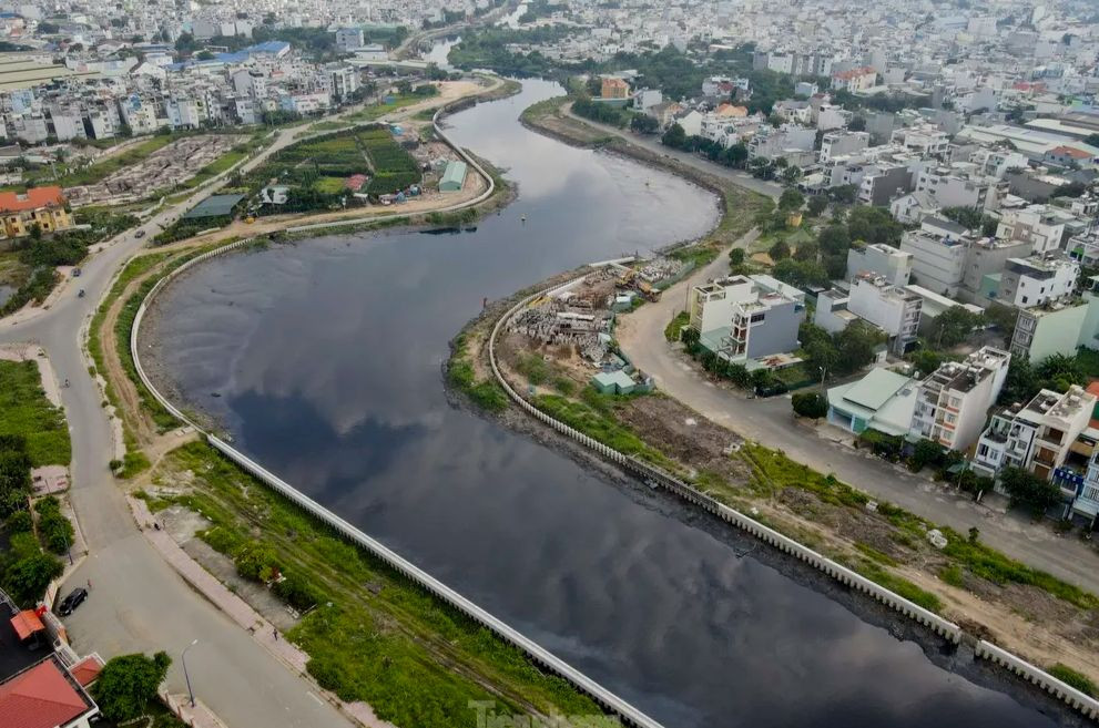 Một đoạn dự án cải tạo kênh Tham Lương – Bến Cát – rạch Nước Lên. Một đoạn dự án cải tạo kênh Tham Lương – Bến Cát – rạch Nước Lên.
