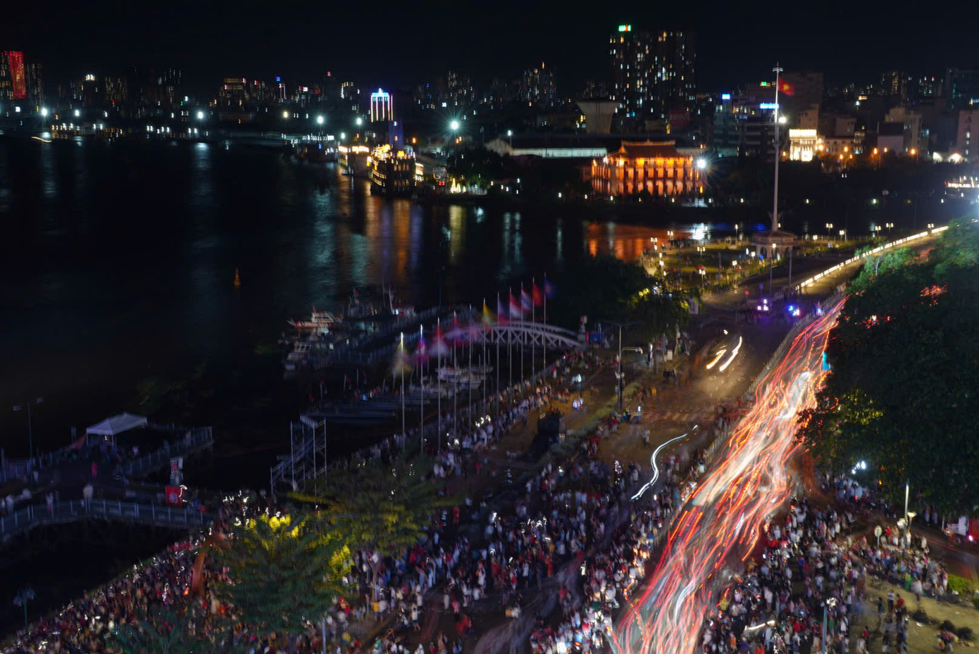 Sau khi thưởng thức "đại tiệc" pháo hoa đặc sắc và lớn nhất từ trước tới nay, người dân TPHCM bắt đầu trở về nhà.