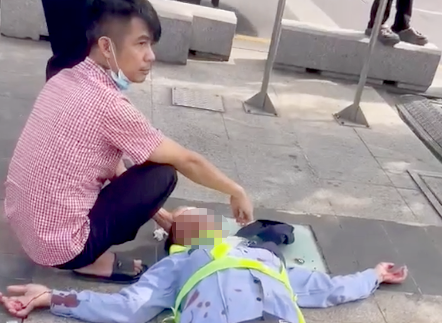 Nam bảo vệ bị đánh nằm bất tỉnh. Ảnh: C.A. Nam bảo vệ bị đánh nằm bất tỉnh. Ảnh: C.A.