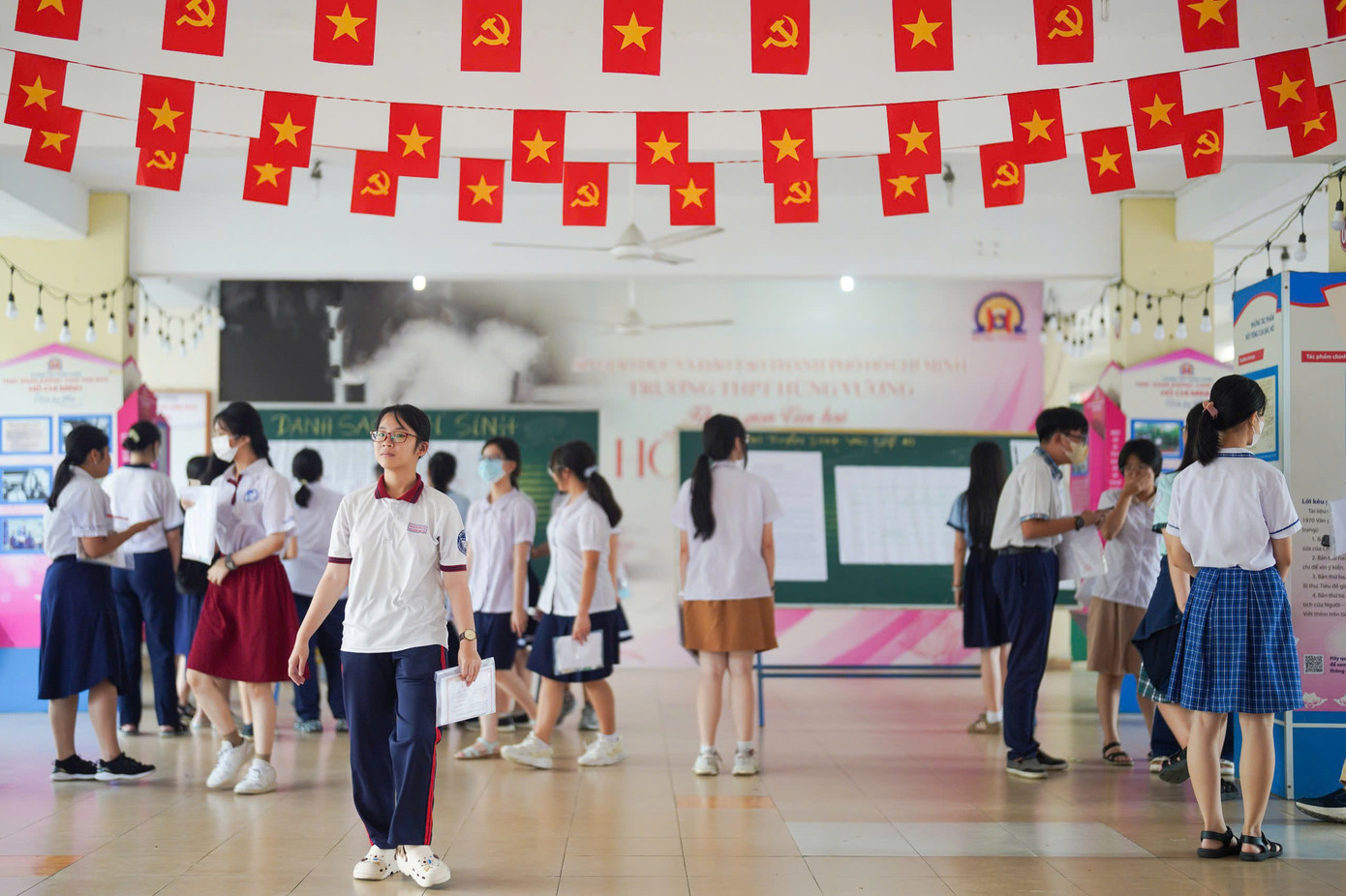 Được biết, kỳ thi tuyển sinh lớp 10 năm nay có 76.435 thí sinh đăng ký dự thi, giảm 27.330 em so với năm trước. Năm nay, 115 trường THPT công lập tại TP HCM tuyển 70.070 chỉ tiêu vào lớp 10.