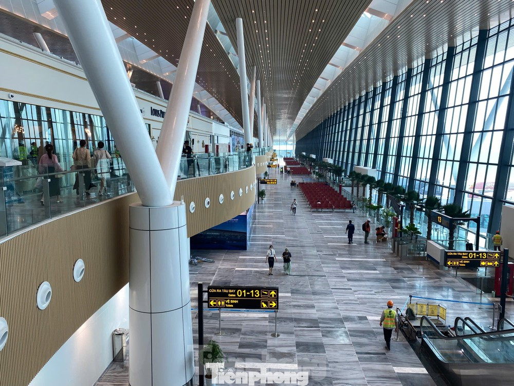 Khu vực sảnh chờ ra cửa khởi hành của nhà ga T3 - Cảng Hàng không Quốc tế Tân Sơn Nhất. Ảnh: Hữu Huy. Khu vực sảnh chờ ra cửa khởi hành của nhà ga T3 - Cảng Hàng không Quốc tế Tân Sơn Nhất. Ảnh: Hữu Huy.