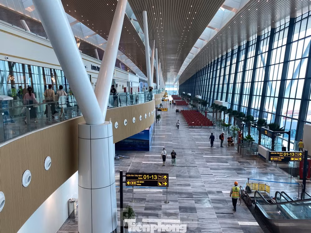 Khu vực sảnh chờ ra cửa khởi hành của nhà ga T3 - Cảng Hàng không Quốc tế Tân Sơn Nhất. Ảnh: Hữu Huy. Khu vực sảnh chờ ra cửa khởi hành của nhà ga T3 - Cảng Hàng không Quốc tế Tân Sơn Nhất. Ảnh: Hữu Huy.