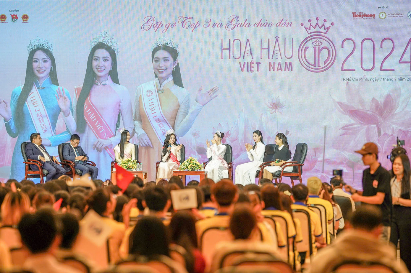 Buổi gặp gỡ top 3 và gala chào đón Hoa hậu Việt Nam 2024 diễn ra tại Trường ĐH Tài chính - Marketing chiều 7/7. Ảnh: Phạm Nguyễn.