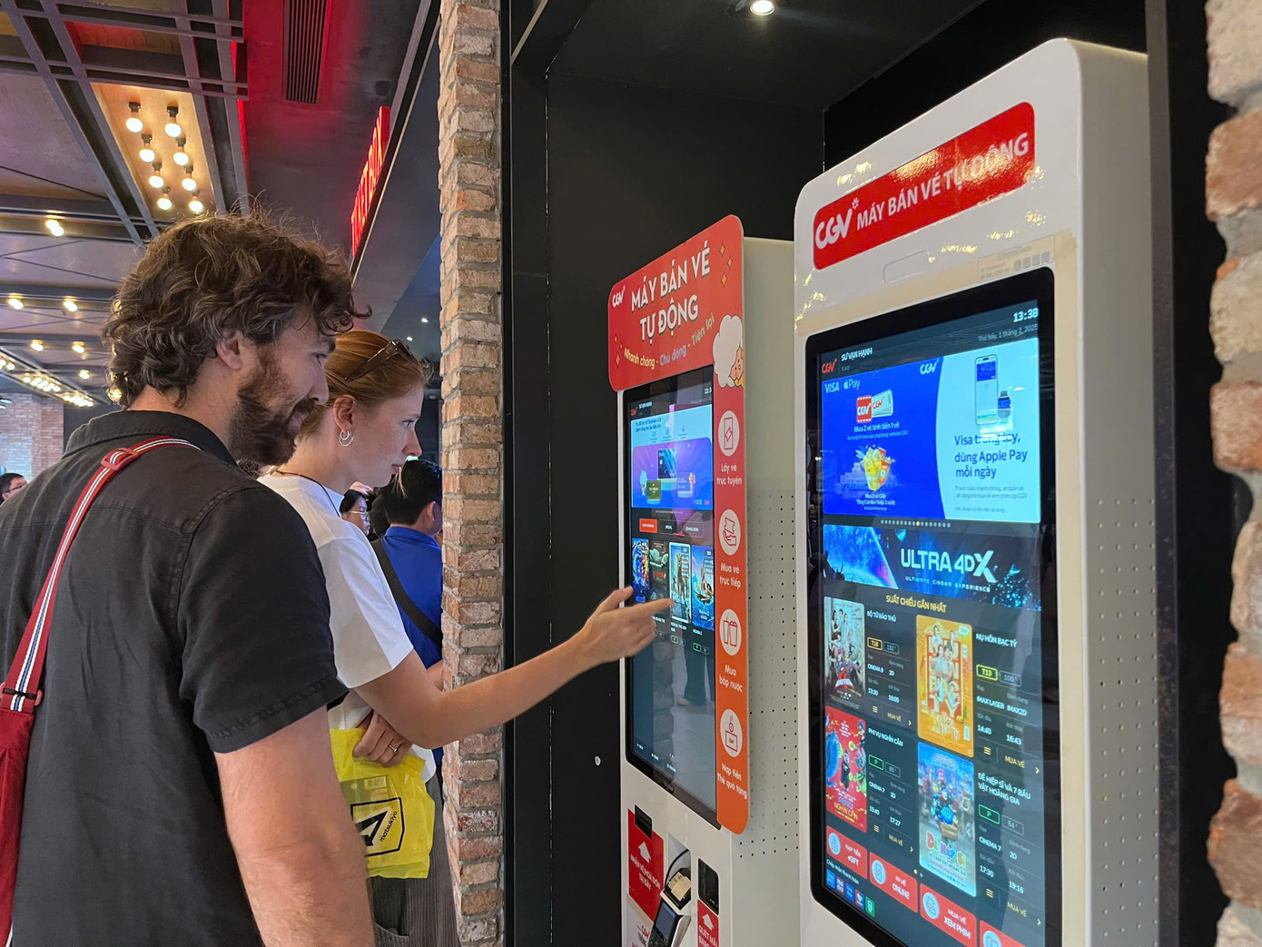 Một số người đặt vé trước qua các ứng dụng trực tuyến đã in vé tự động thay vì xếp hàng chờ tới lượt.