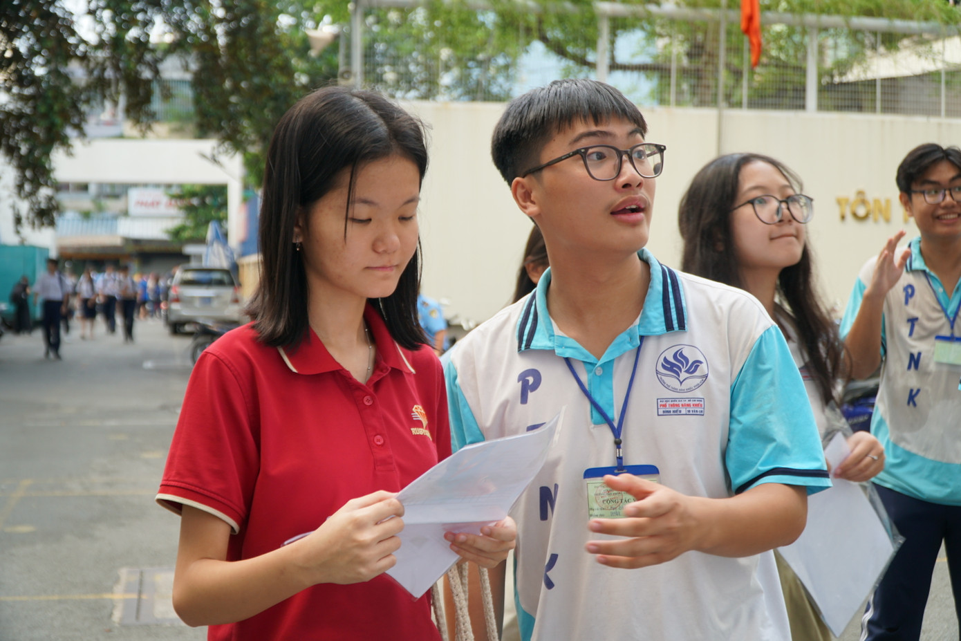 TS Trần Nam Dũng, Phó Hiệu trưởng Trường Phổ thông Năng khiếu (ĐH Quốc gia TPHCM) cho biết, kỳ thi năm nay có hơn 20% thí sinh đến từ các tỉnh, thành ngoài TPHCM dự thi, tương đương 700 em. Năm nay, giám thị cũng đến từ các trường thành viên của ĐH Quốc gia TP.HCM, với khoảng hơn 500 giám thị tại cả 3 điểm thi.